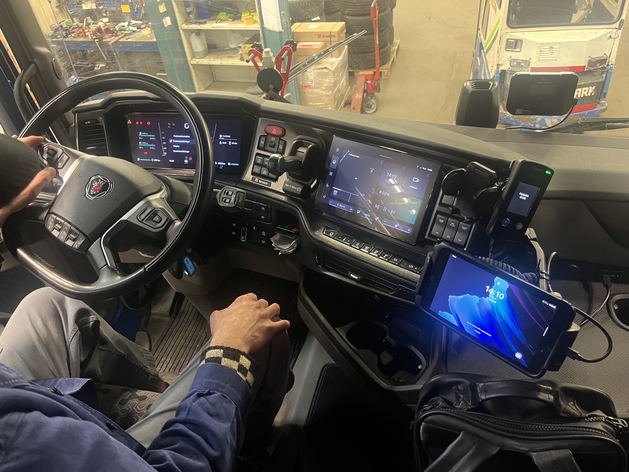 Fieldwork at Kinnarps after the Smart Dash release — talking with a driver in a real truck cab about the new startup and shutdown experience.
