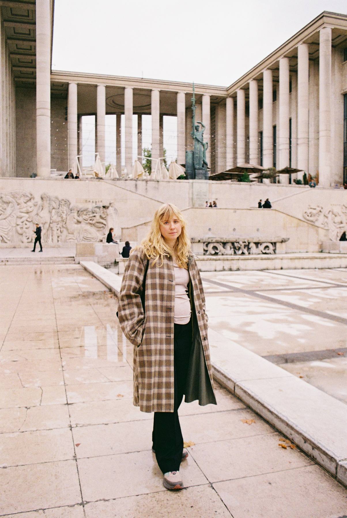 Anna pregnant in Paris